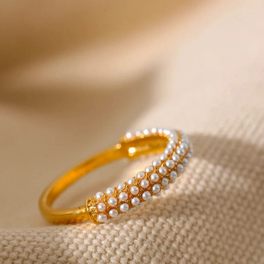 Elegant Style Ring with Pearls