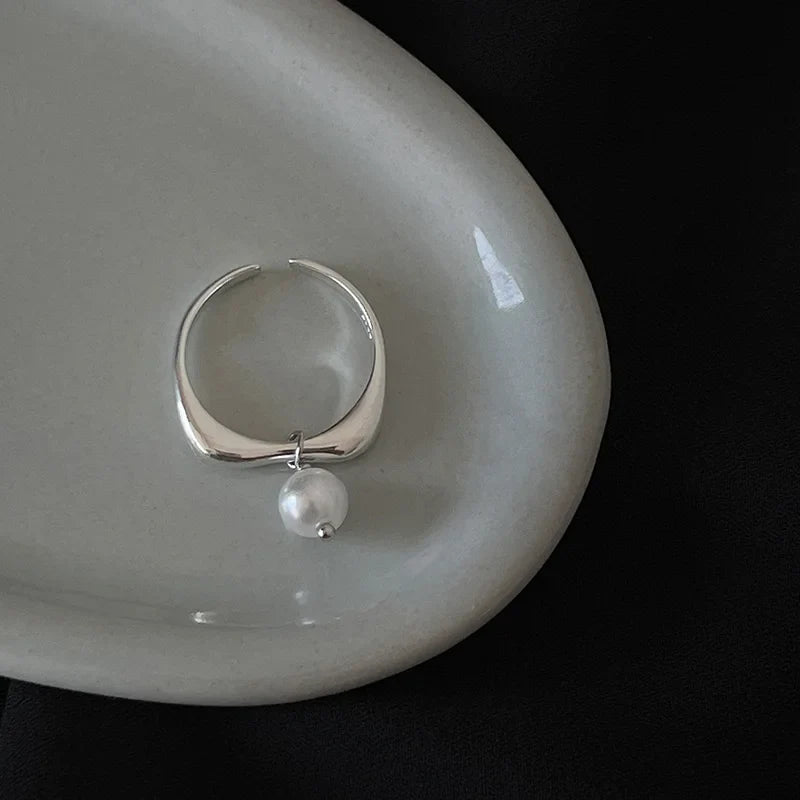 Women's Band Ring with White Pearl in Zircon