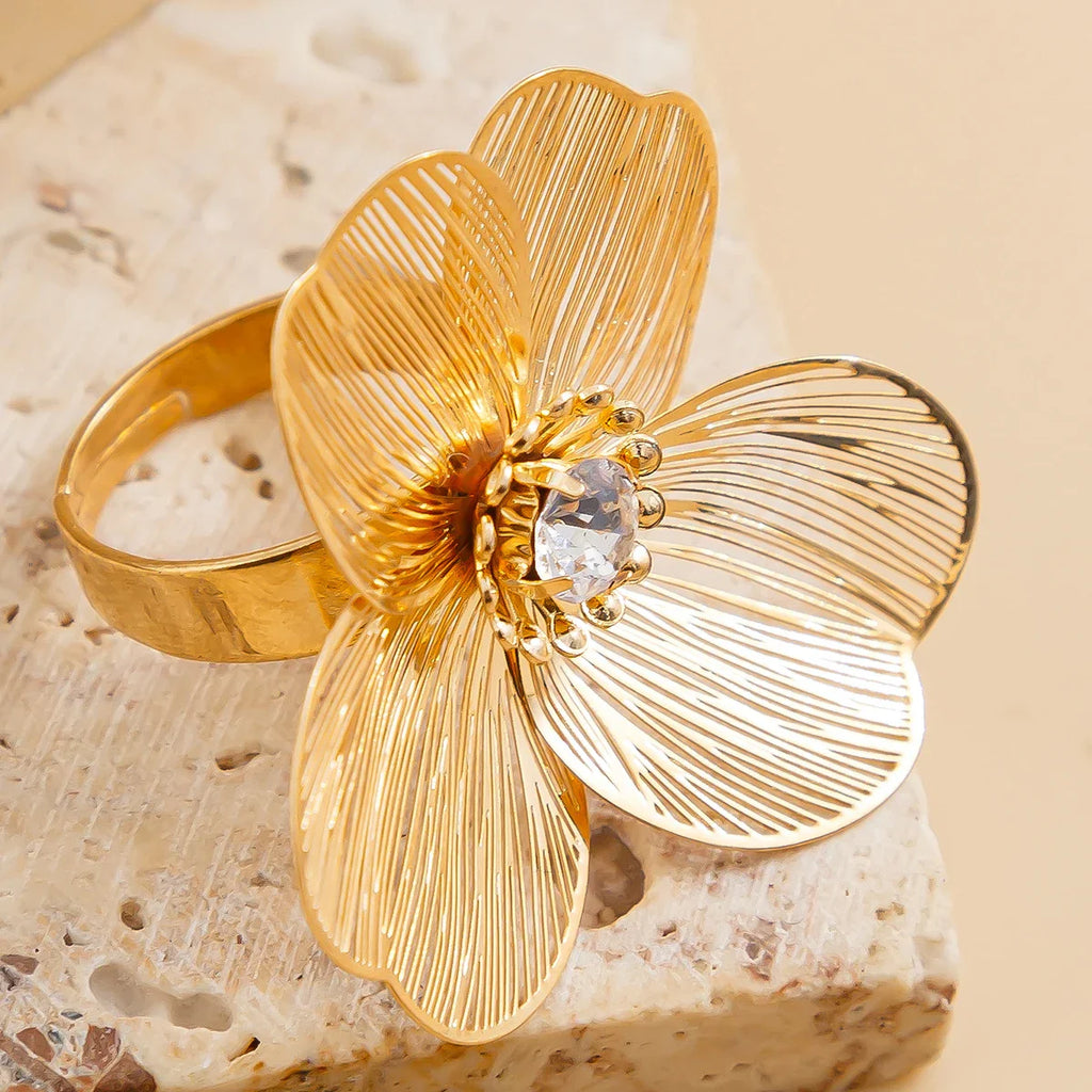 Ring Large Delicate Flower Gold