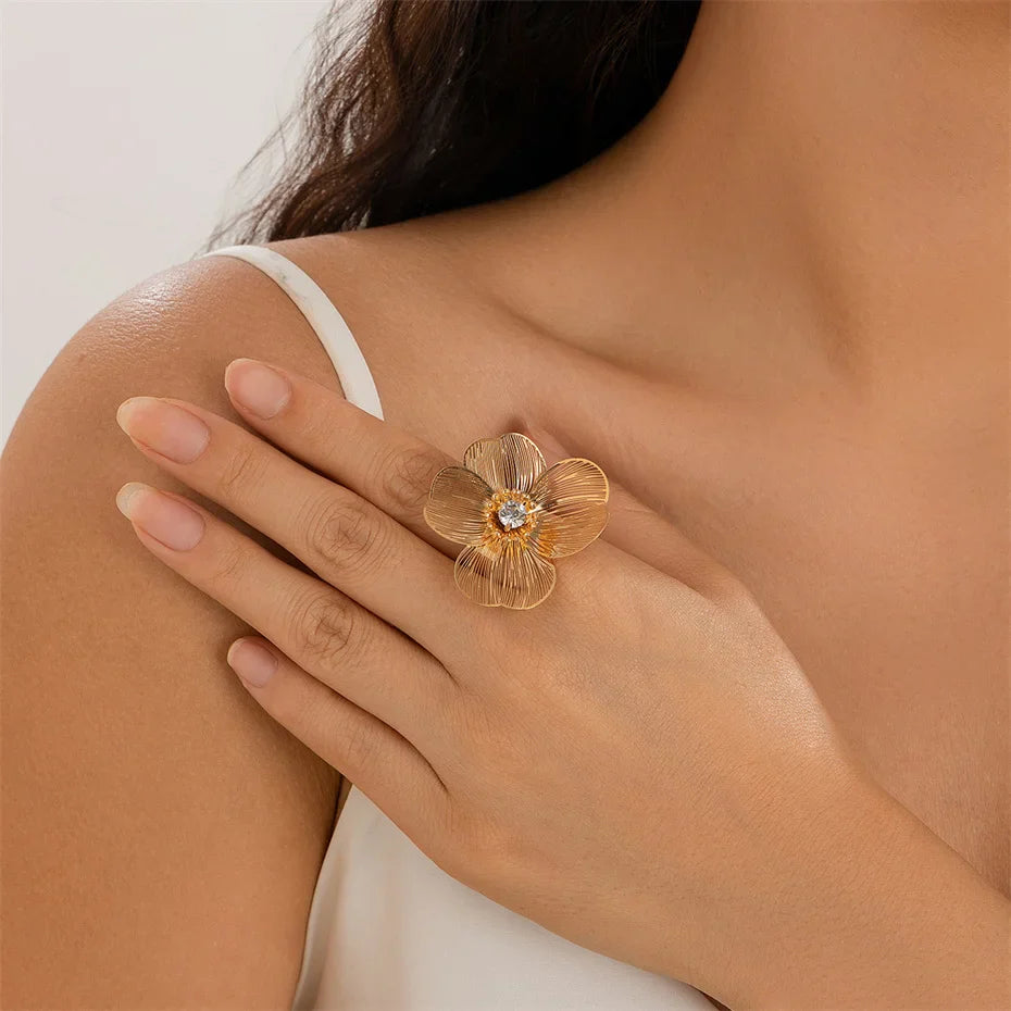 Ring Large Delicate Flower Gold