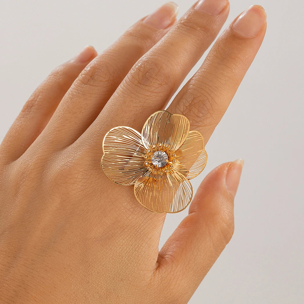 Ring Large Delicate Flower Gold