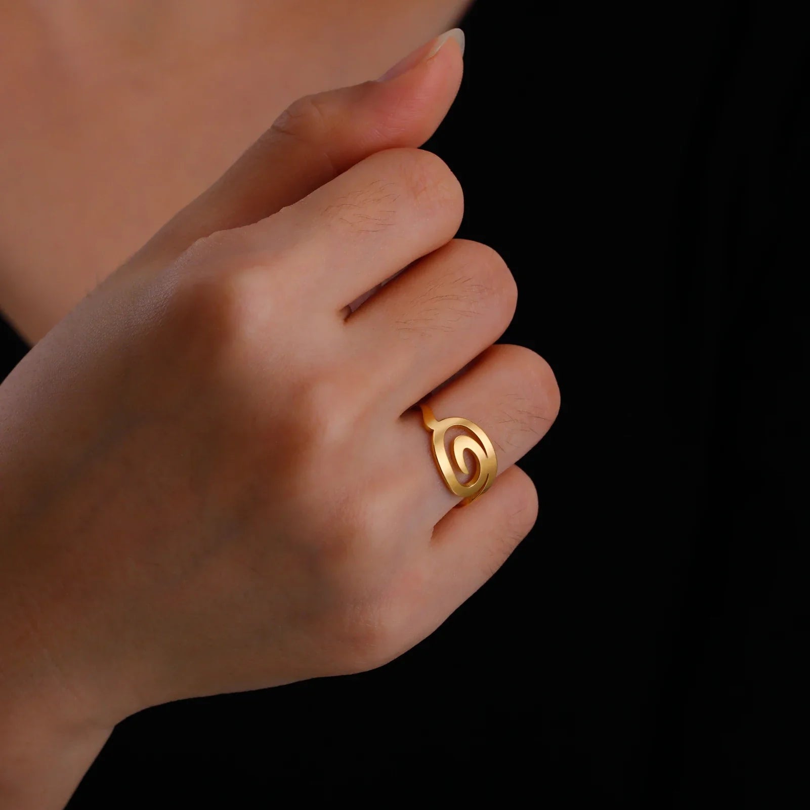 Spiral design ring for women gold round