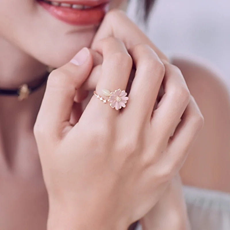 Ring with Pretty Daisy Flower