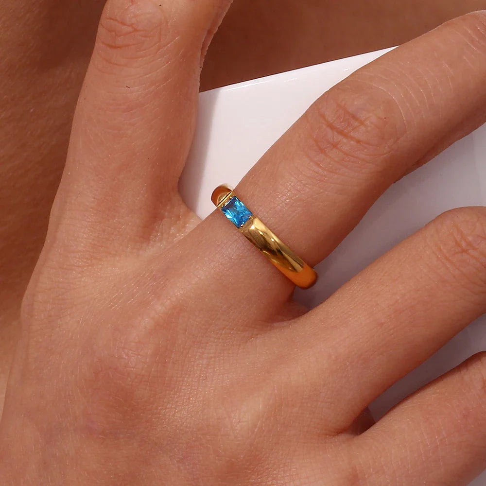 Women’s set birthstone ring for December