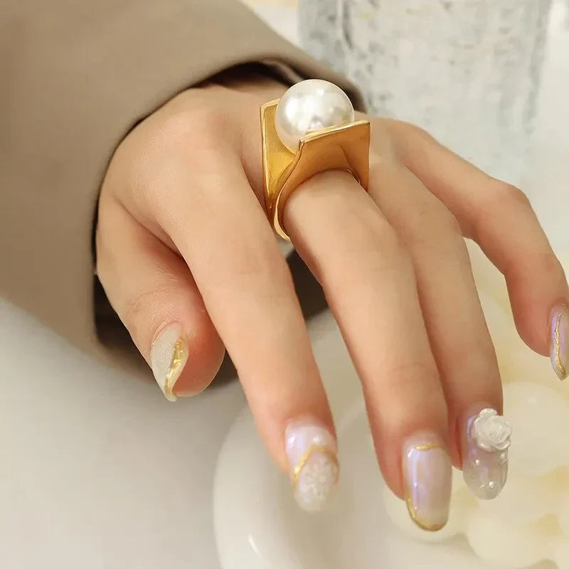 Retro-Style Women's Ring with Large White Pearl Gold