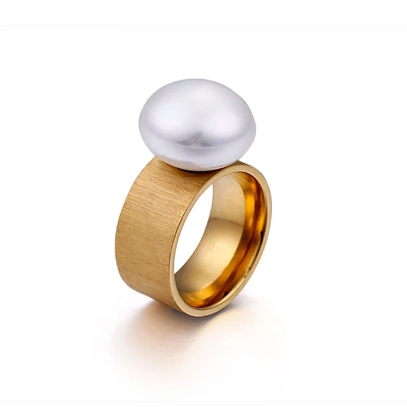 Retro-Style Ring with White Pearl gold
