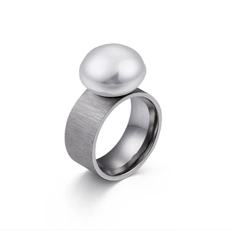 Retro-Style Ring with White Pearl silver