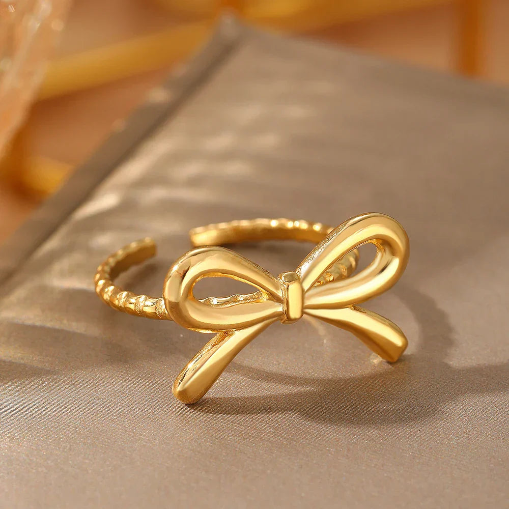 Women's bow ring in gold