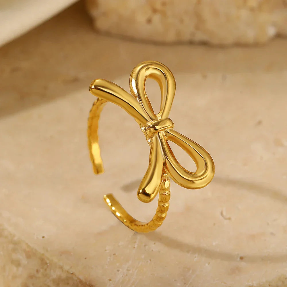 Women's bow ring in gold