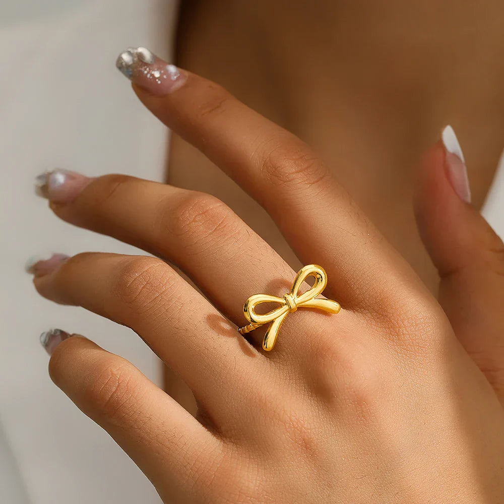 Women's bow ring in gold