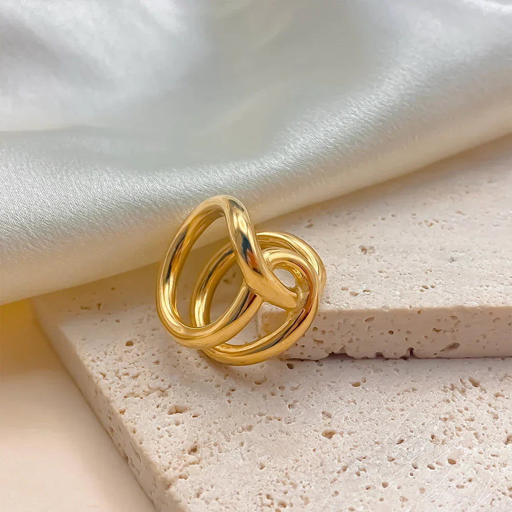 Original knot gold ring