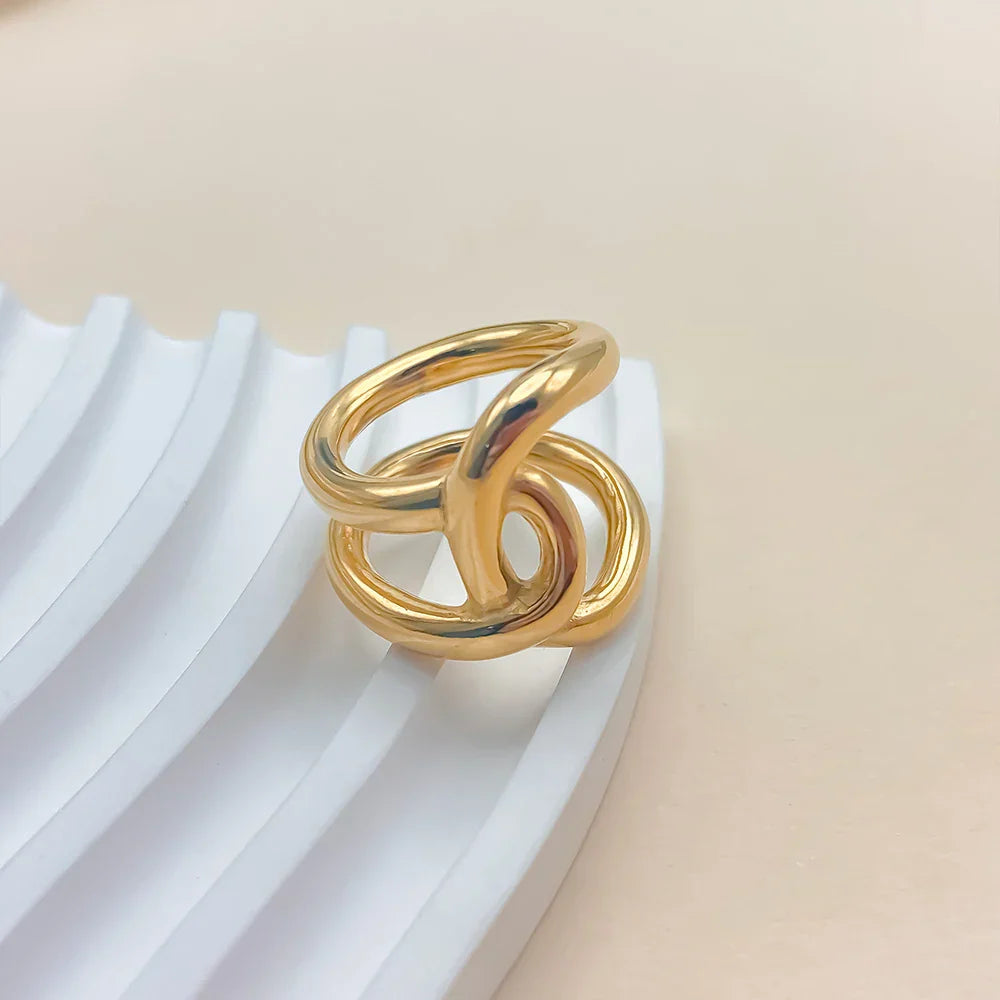Original knot gold ring