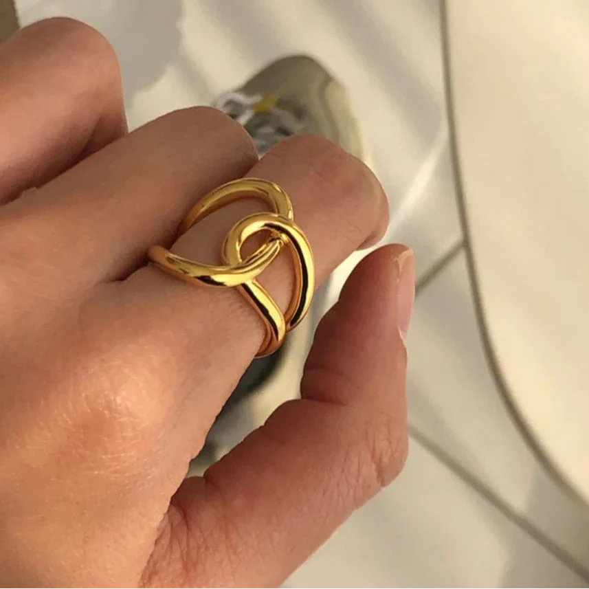 Original knot gold ring
