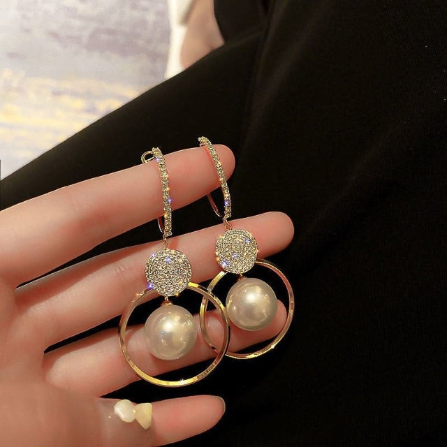 Dangling Pearl Earring