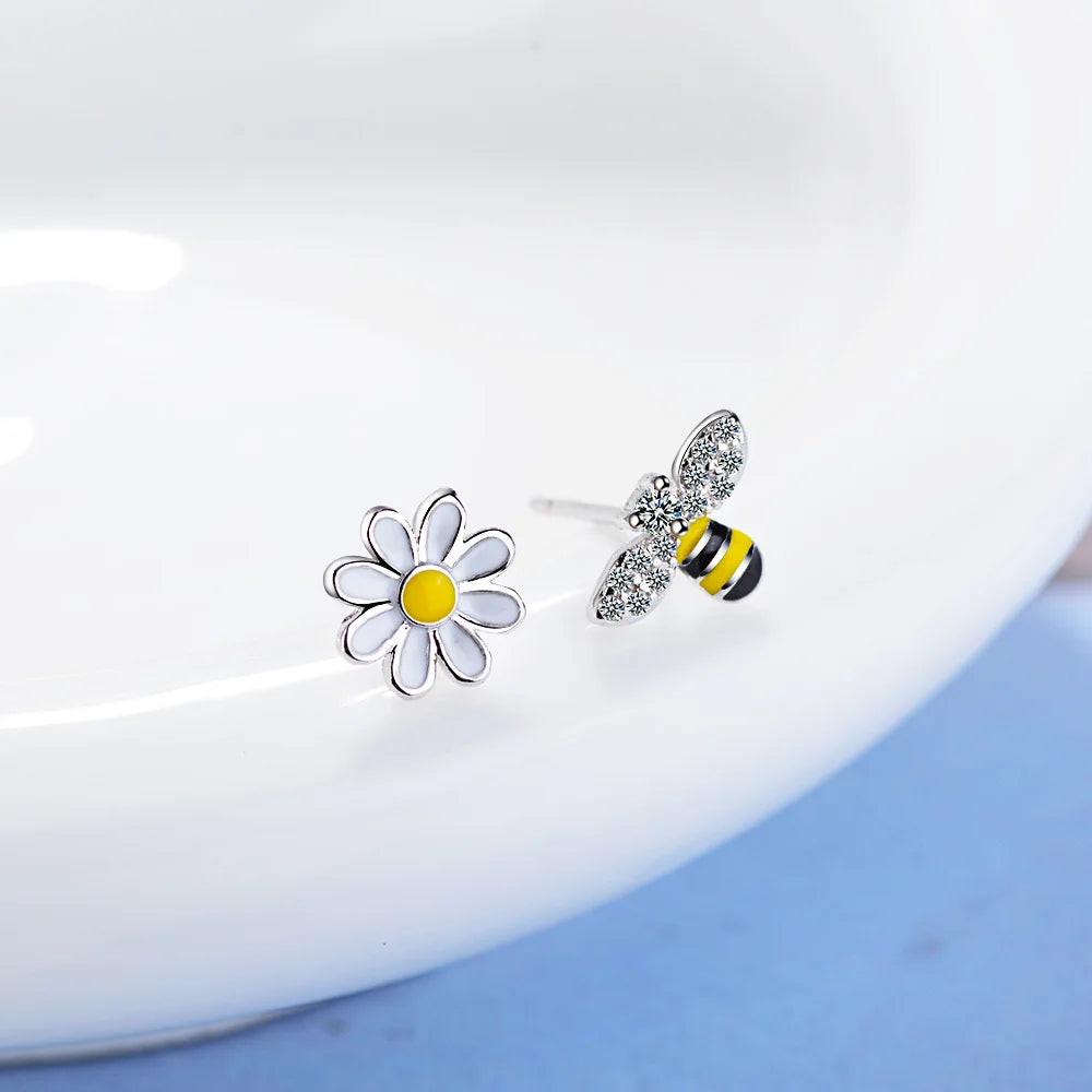Bee and daisy flower earrings