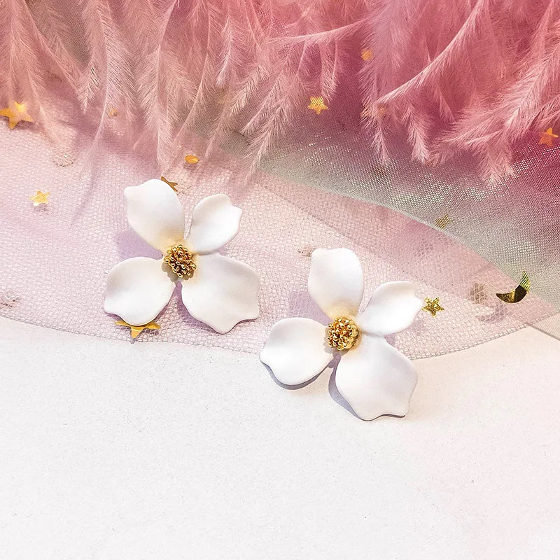 Four-Petal Flower Stud Earrings white