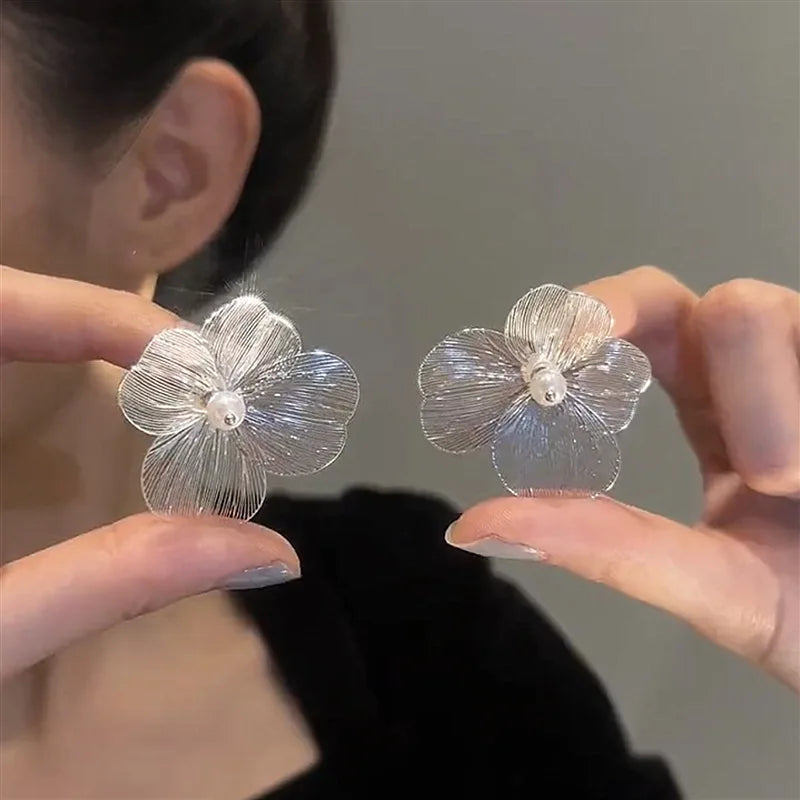 White Wide Petal Flower Stud Earrings
