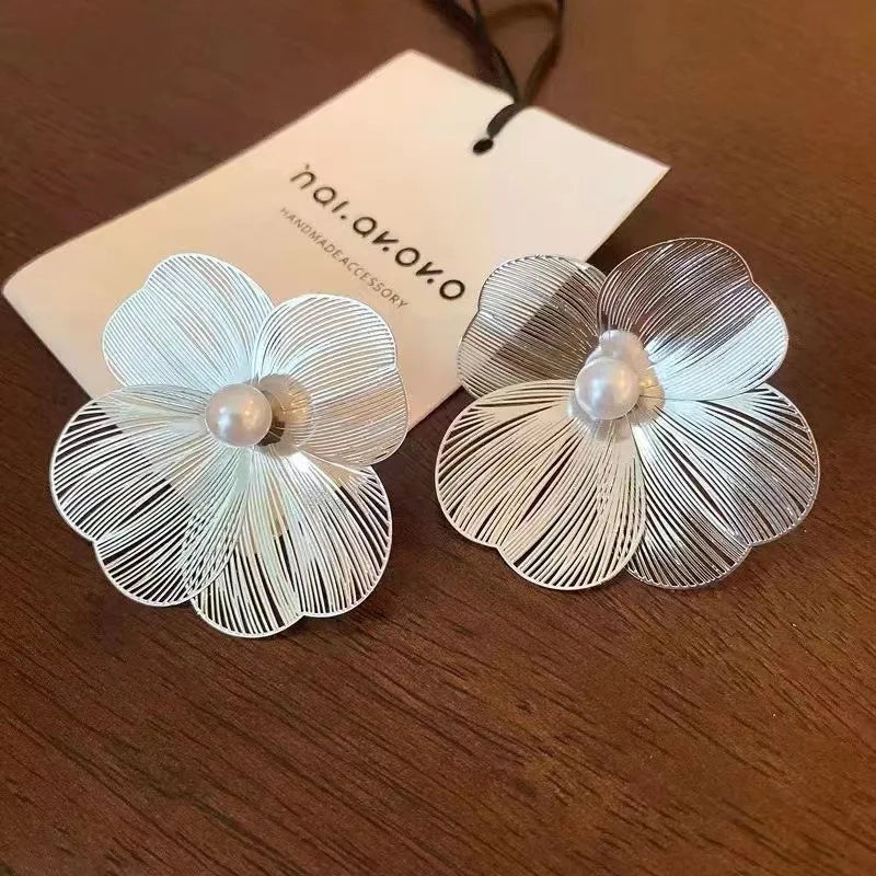 White Wide Petal Flower Stud Earrings