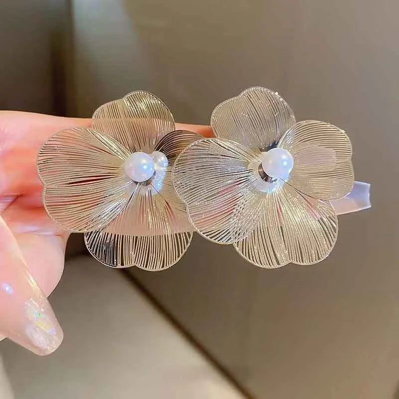 White Wide Petal Flower Stud Earrings