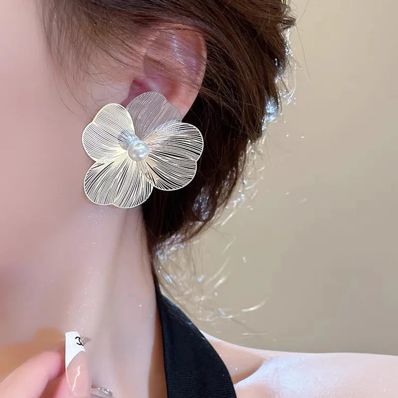 White Wide Petal Flower Stud Earrings