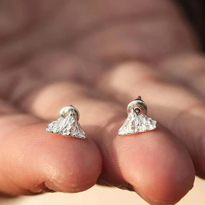 Mountain Stud Earrings in Silver


Material: steel


Colors: silver


Size: 1 cm diameter (see image)


Guaranteed allergen-free, suitable for men, women, boys, or girls


Highly crafted product