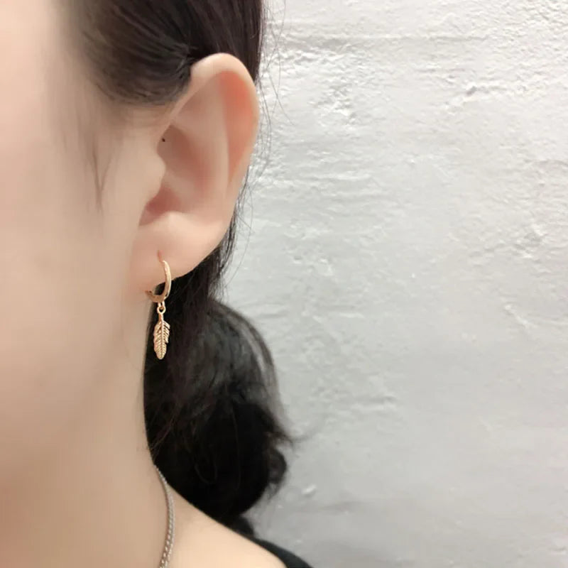 Hoop earrings with small dangling feather, gold