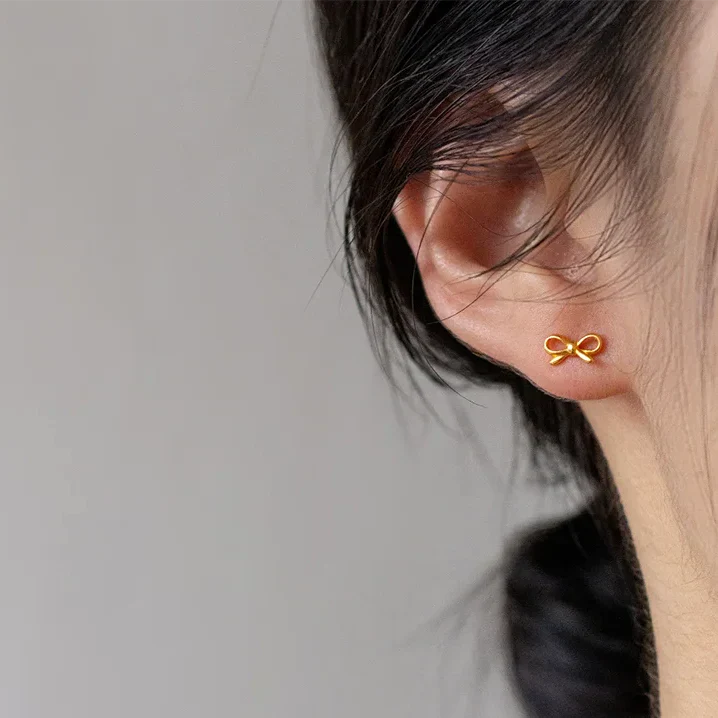Minimalist bow tie earrings in gold
