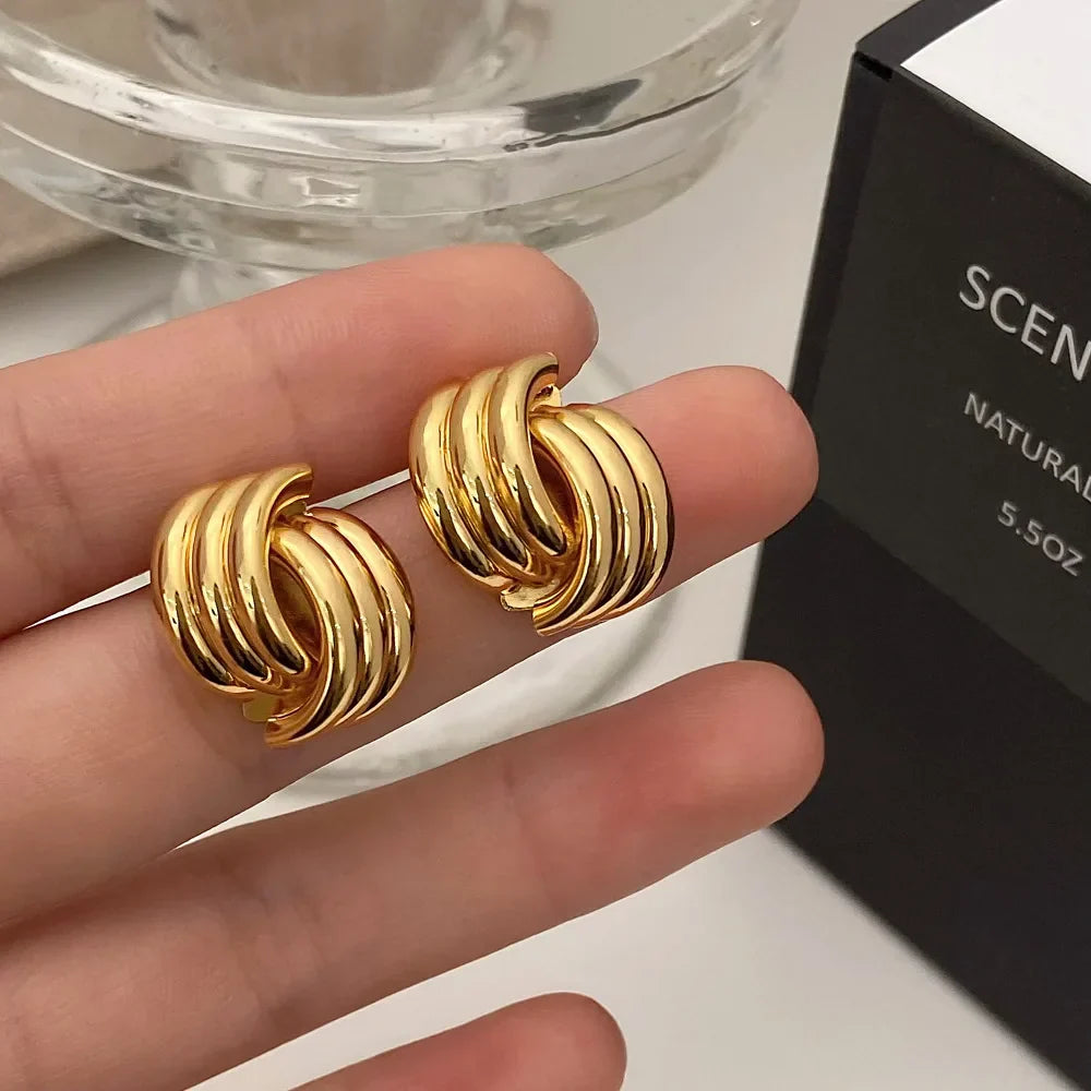 Women's knot earrings in gold