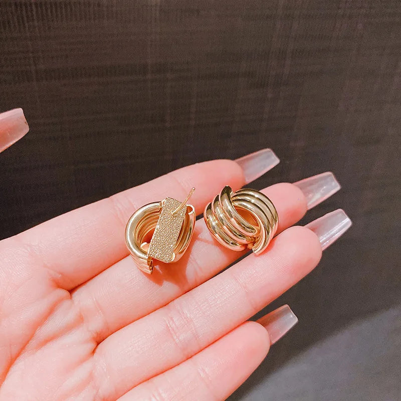 Women's knot earrings in gold