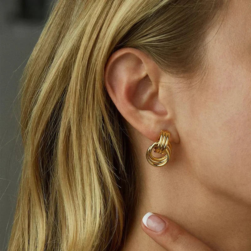 Women's knot earrings in gold