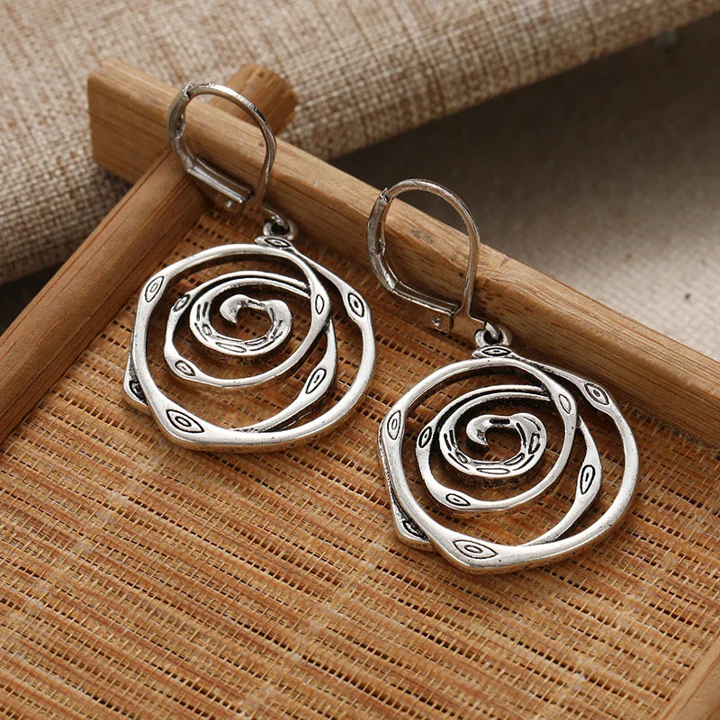 Dangling earrings with chiseled spiral