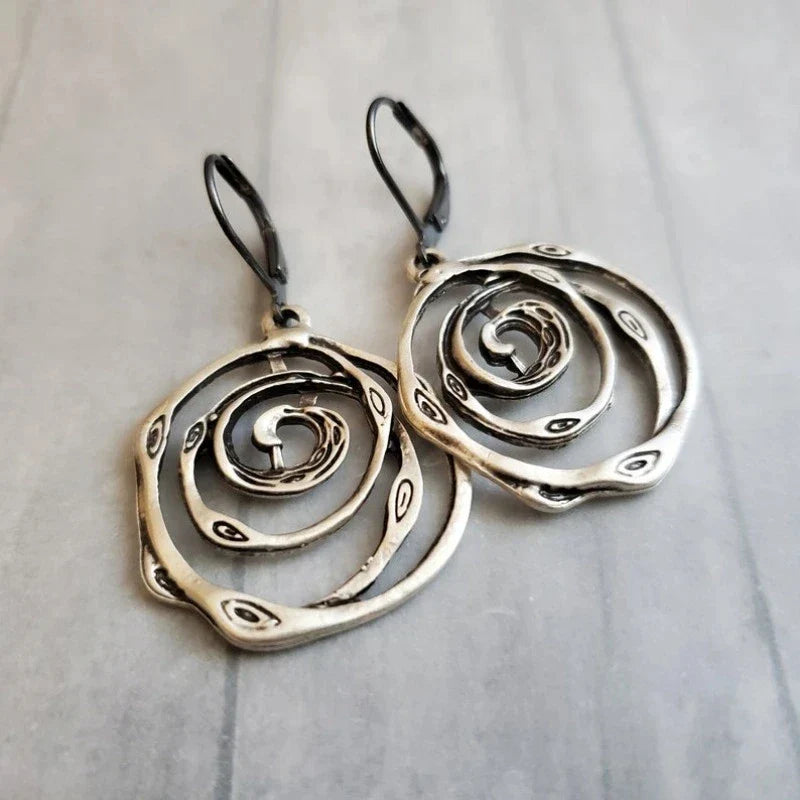 Dangling earrings with chiseled spiral