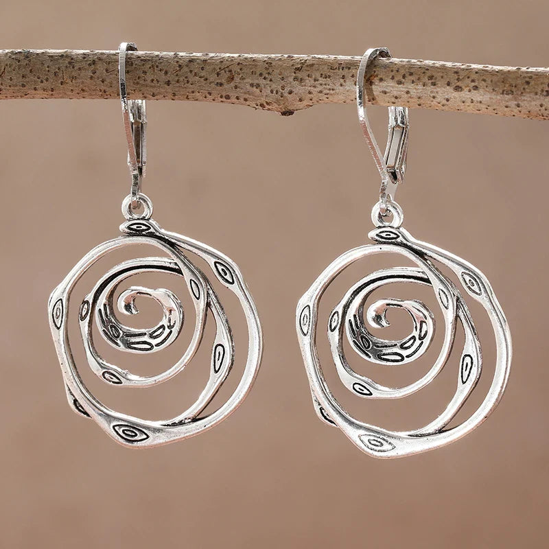 Dangling earrings with chiseled spiral