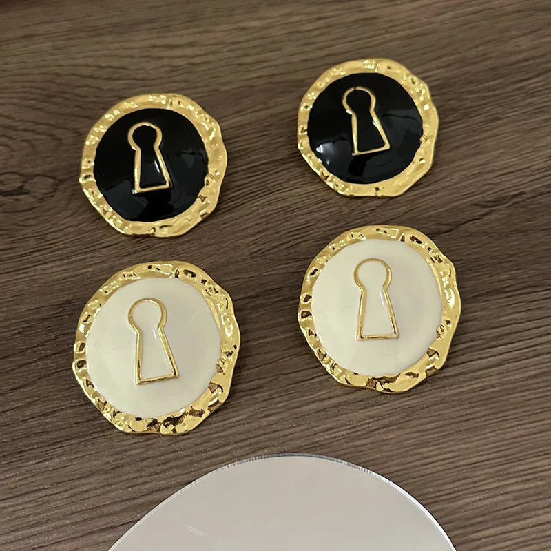 Round earrings key 