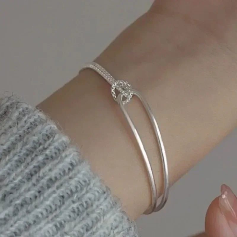 Bracelet with a modern knot style