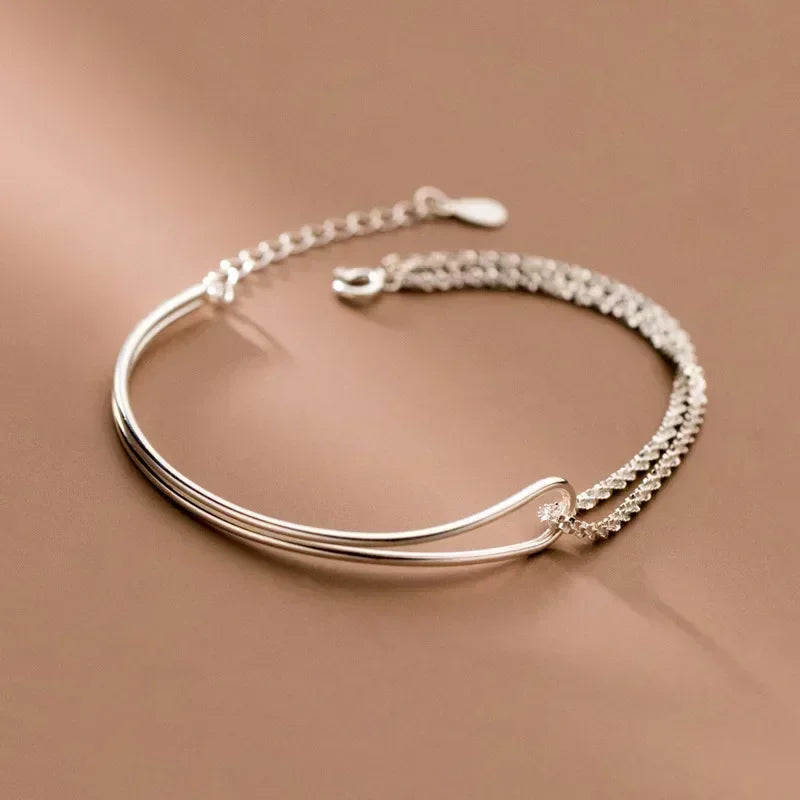Bracelet with a modern knot style
