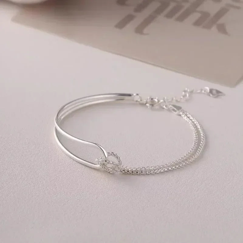 Bracelet with a modern knot style