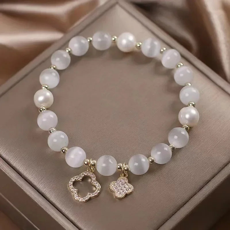Pearl Bracelet with 4-Leaf Clovers