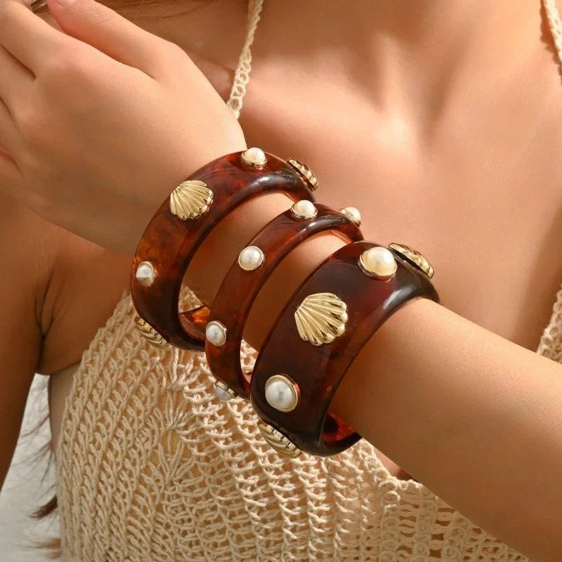 Resin bracelet with amber shell