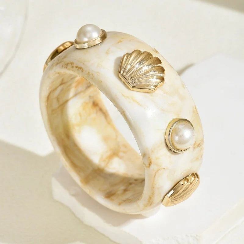 Resin bracelet with beige shell