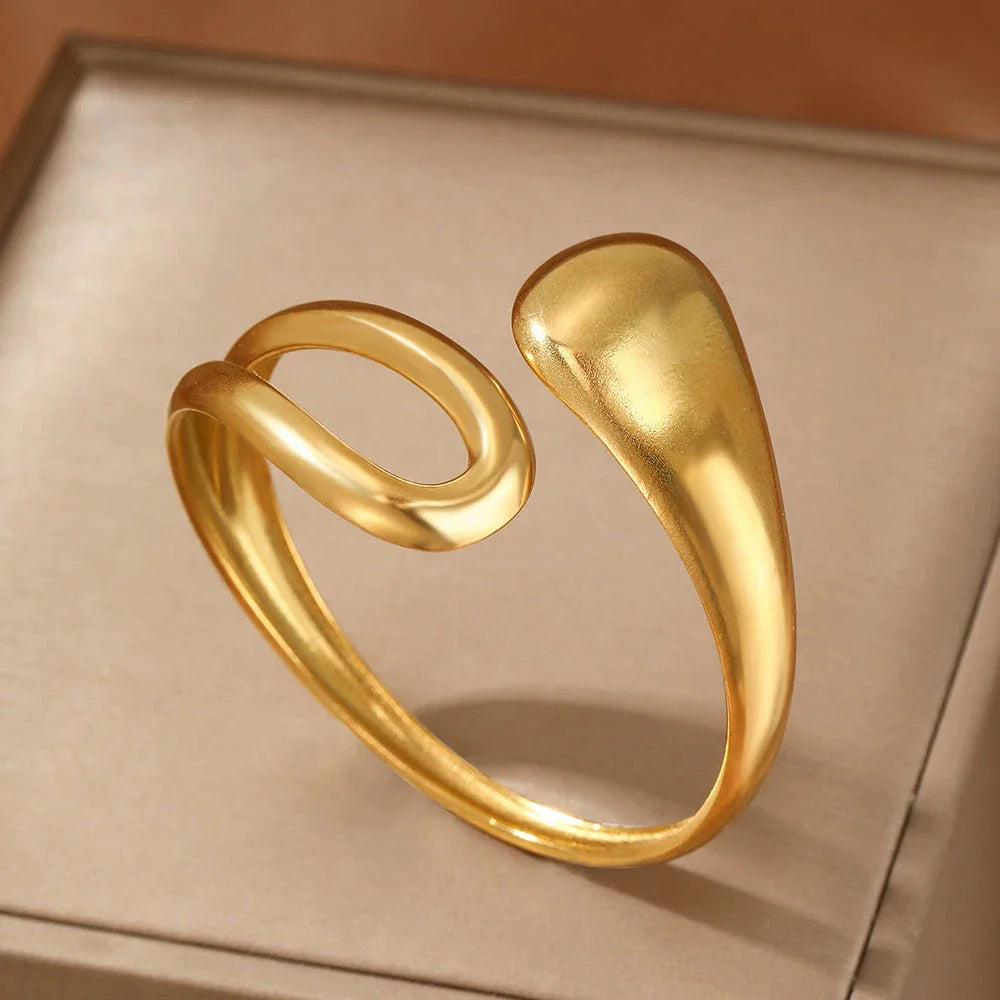 Elegant curb bracelet with gold water drop