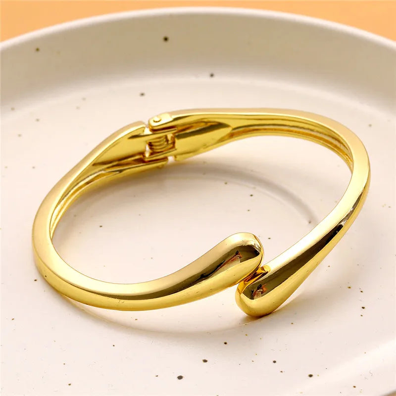 Fine Water Drop Curb Bracelet in gold