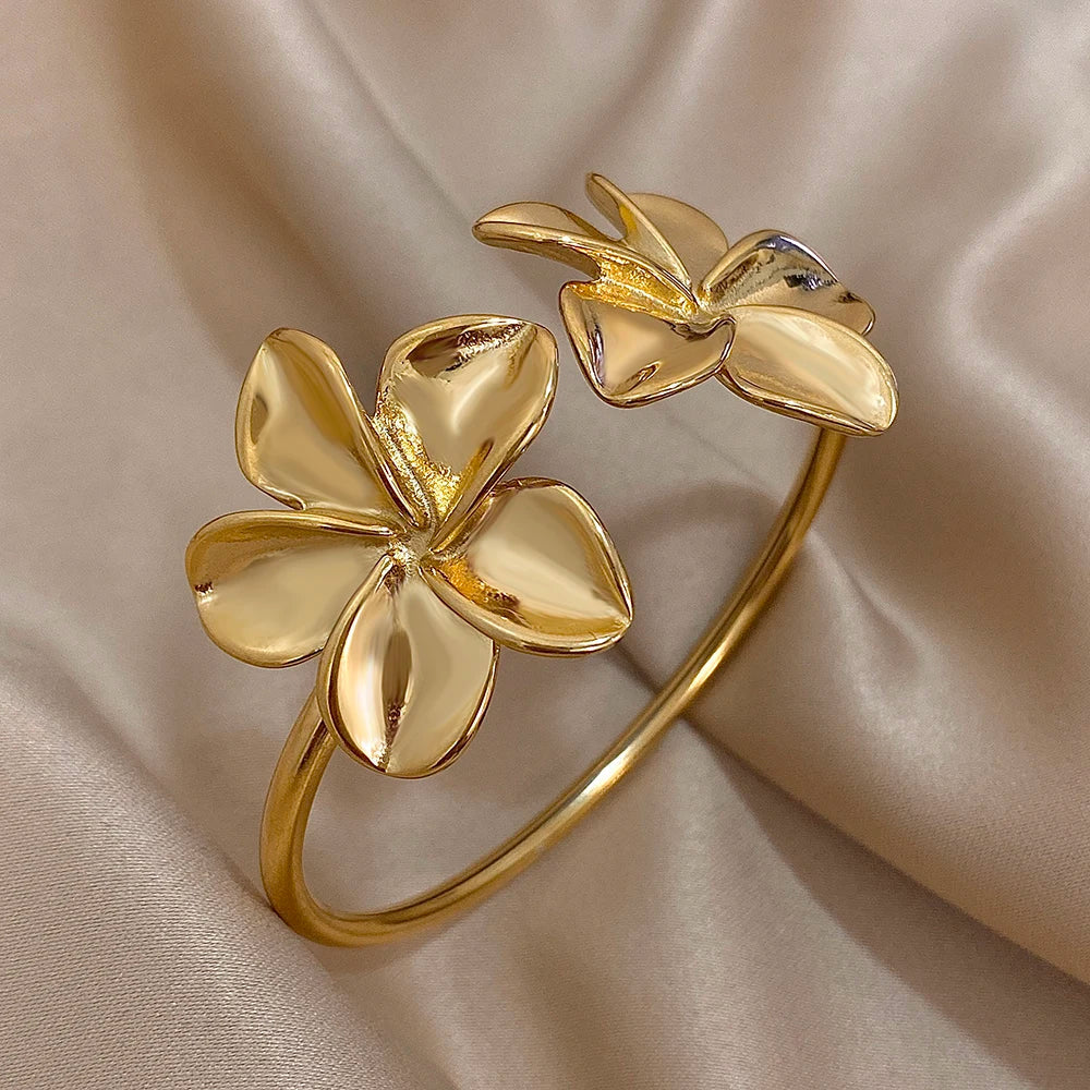 Large 5-Petal Flower Cuban Link Bracelet gold