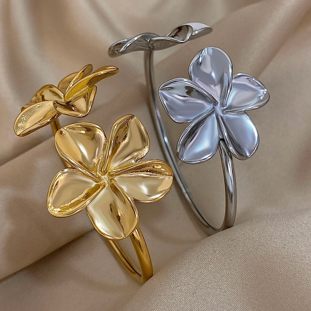 Large 5-Petal Flower Cuban Link Bracelet gold