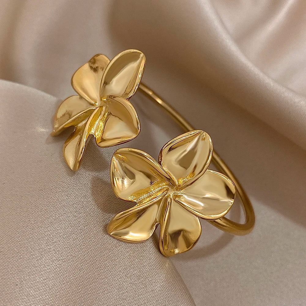 Large 5-Petal Flower Cuban Link Bracelet gold