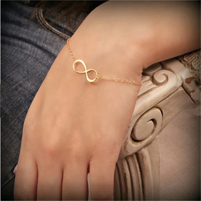 Discreet Infinity Bracelet gold