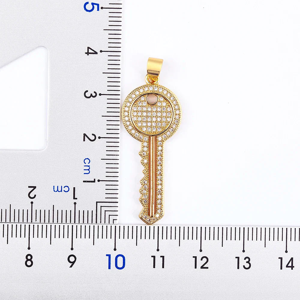 Adjustable necklace with key pendant