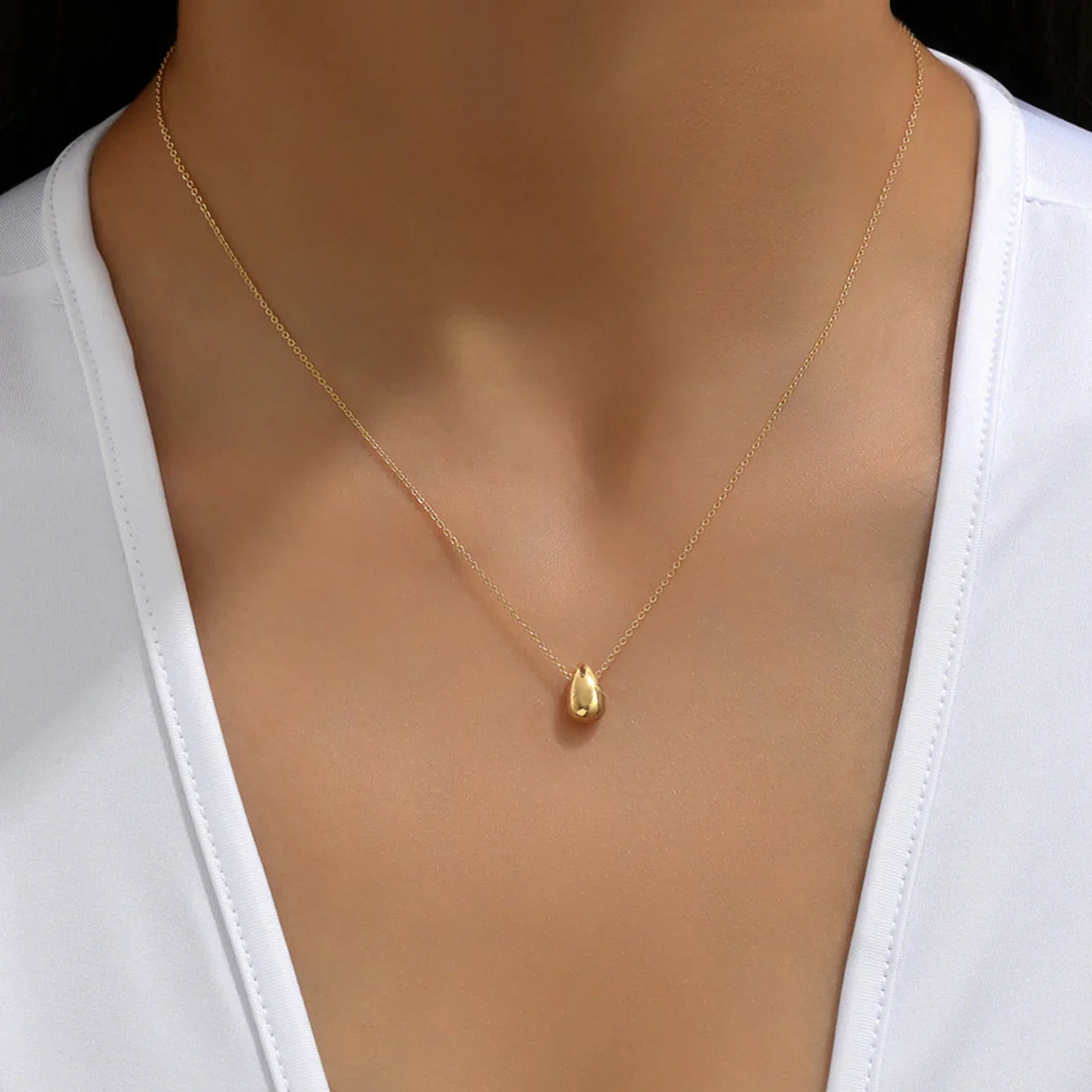 Necklace with Fine Water Drop Pendant in gold