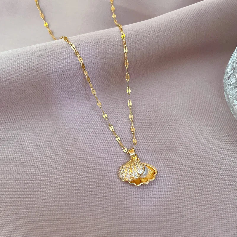 Scallop Shell Pendant Necklace with Rhinestone and Pearl