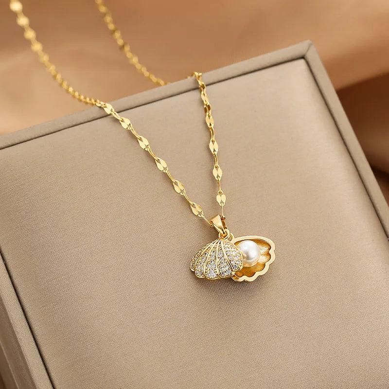 Scallop Shell Pendant Necklace with Rhinestone and Pearl
